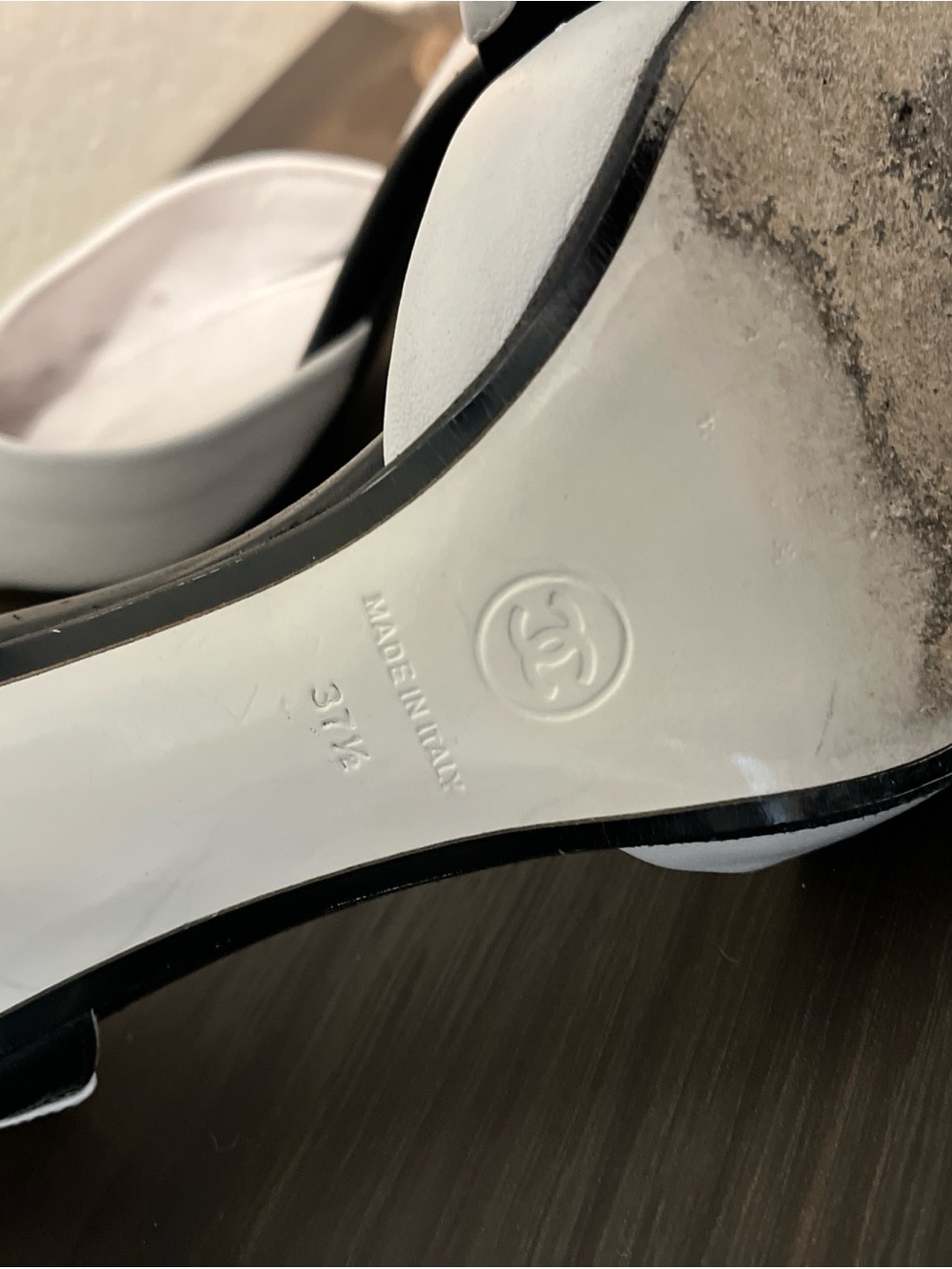 Vintage CHANEL - Two-Tone Pointed Heels in White and Black - Picture 8 of 8
